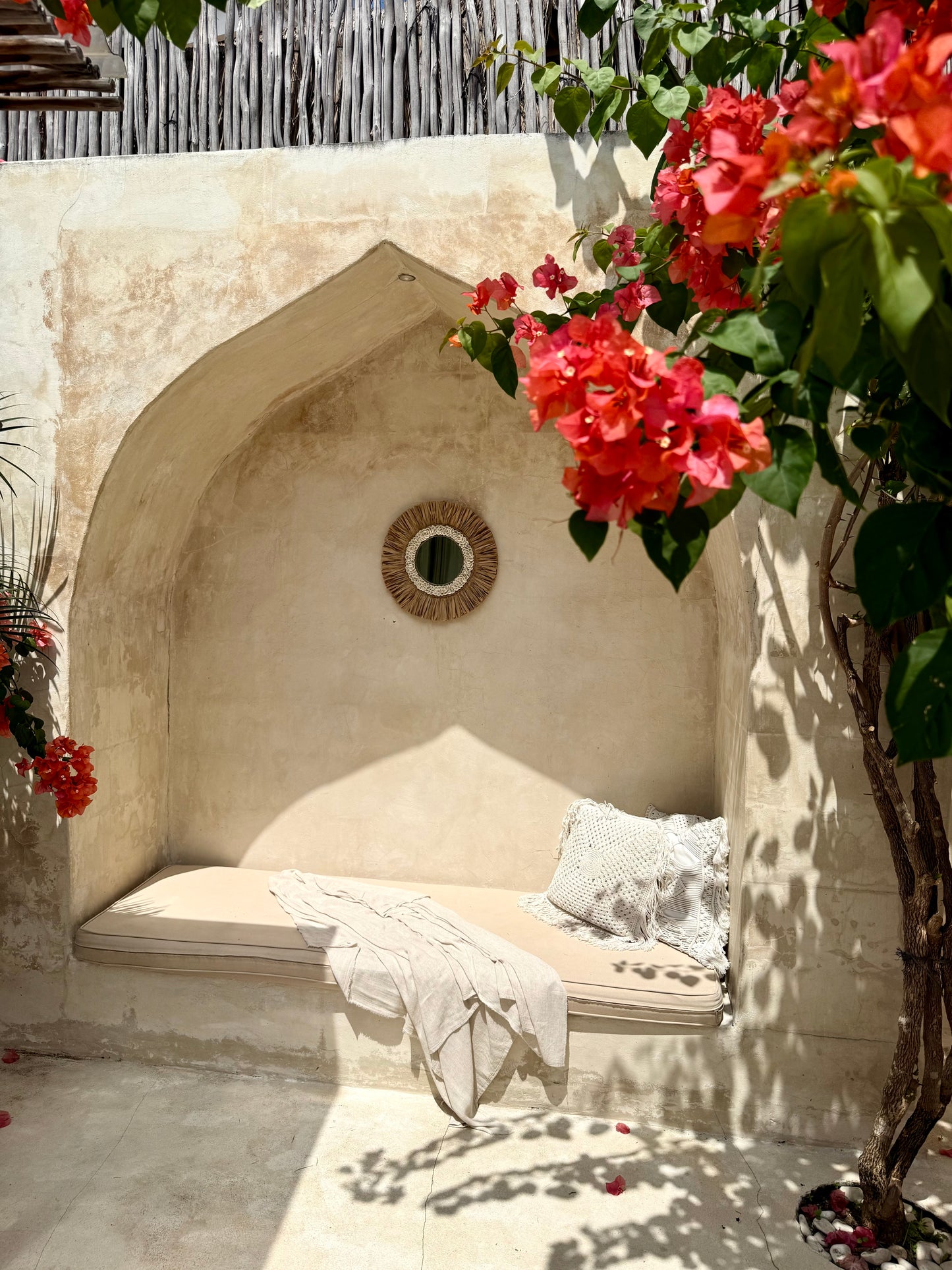 Miroir rond en coquillages anadara et fibres naturelles – décoration murale bohème de Bali