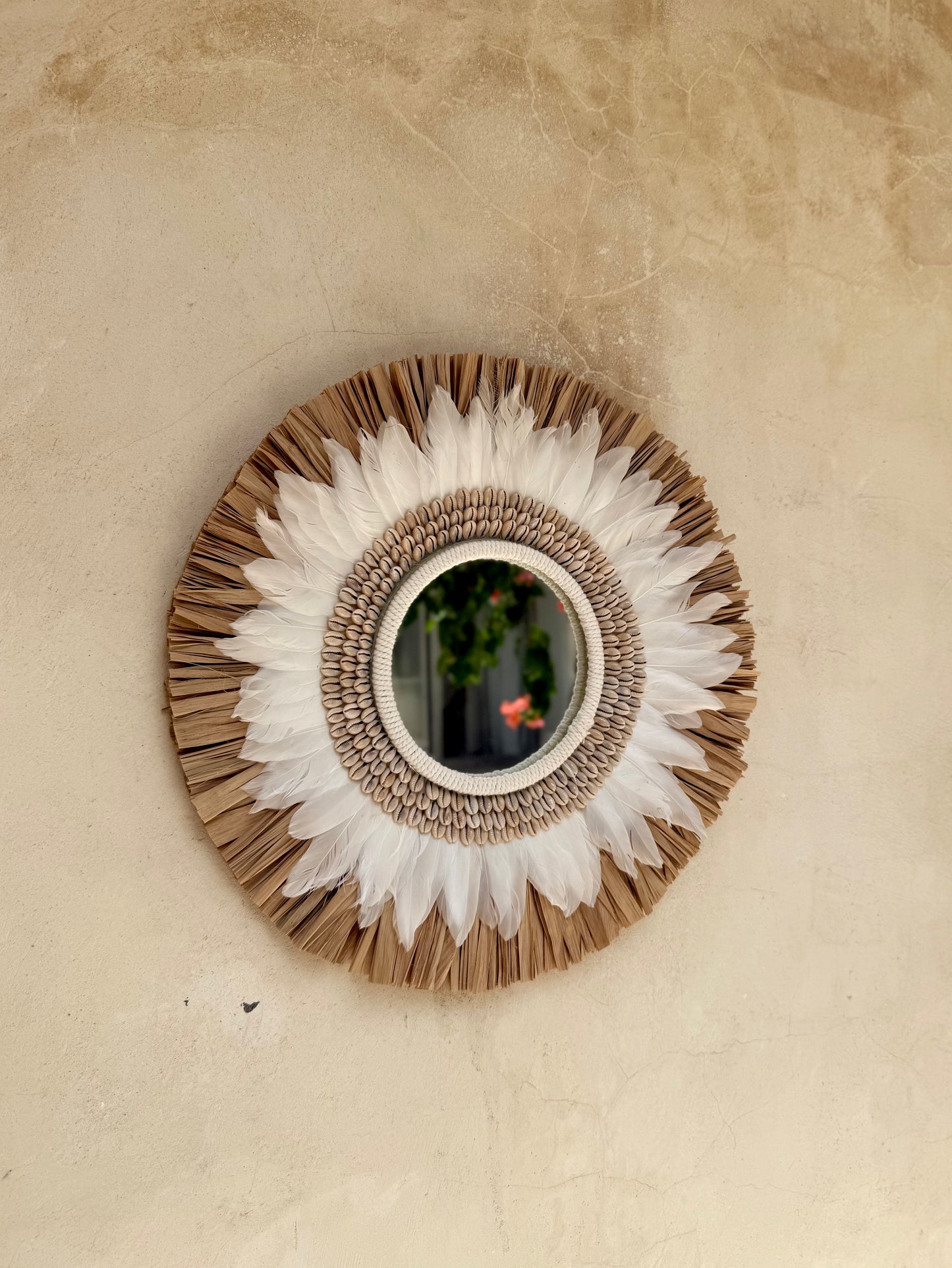 Miroir bohème en macramé, coquillages cauri et plumes – décoration murale artisanale de Bali