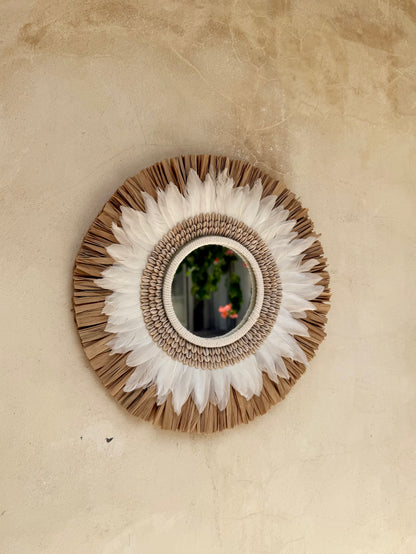 Miroir bohème en macramé, coquillages cauri et plumes – décoration murale artisanale de Bali