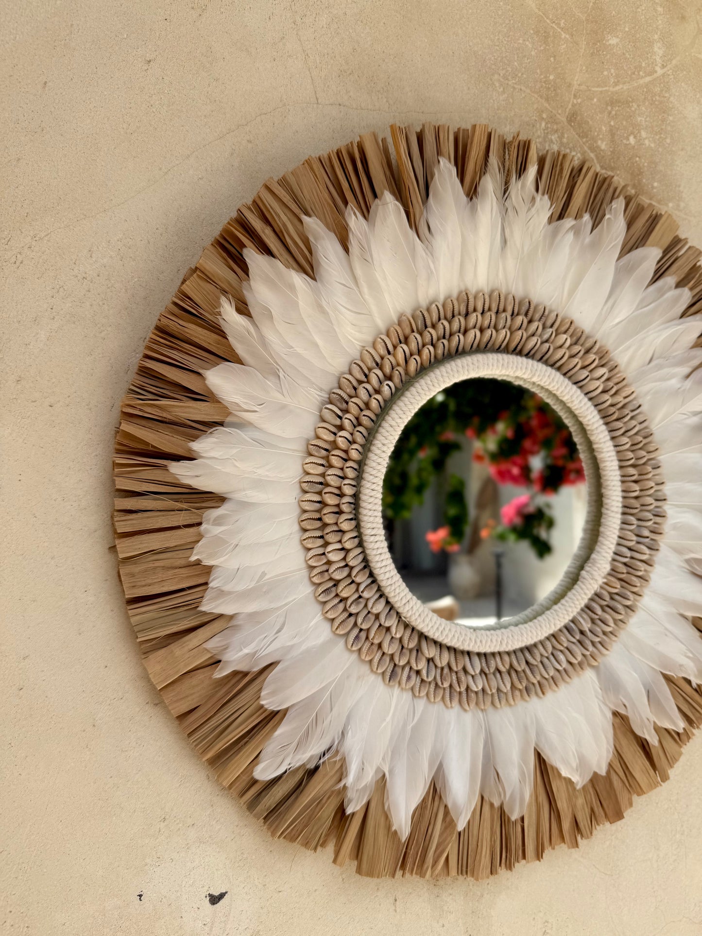 Miroir bohème en macramé, coquillages cauri et plumes – décoration murale artisanale de Bali