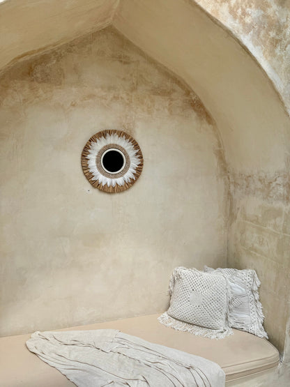 Miroir bohème en macramé, coquillages cauri et plumes – décoration murale artisanale de Bali