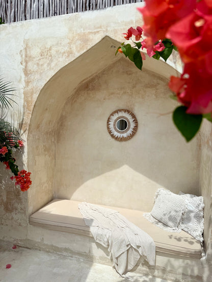 Miroir bohème en macramé, coquillages cauri et plumes – décoration murale artisanale de Bali