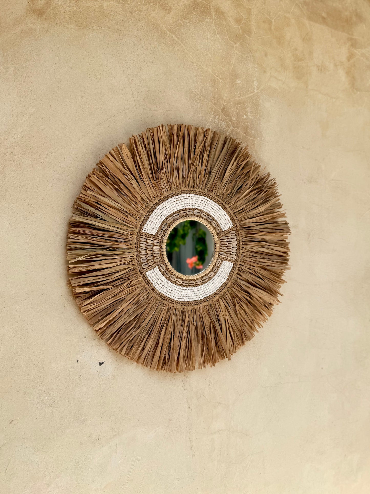 Miroir rond bohème en fibres naturelles et coquillages – esprit balinais chic