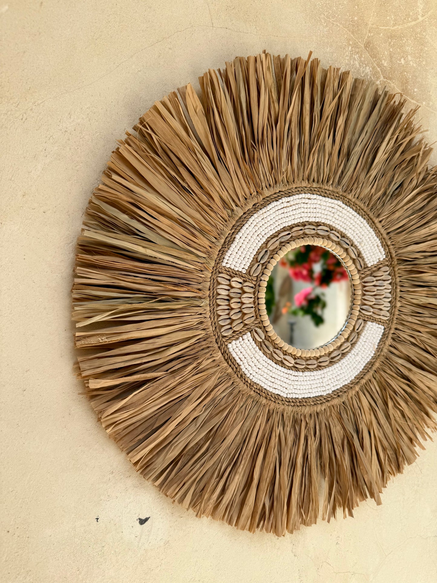 Miroir rond bohème en fibres naturelles et coquillages – esprit balinais chic