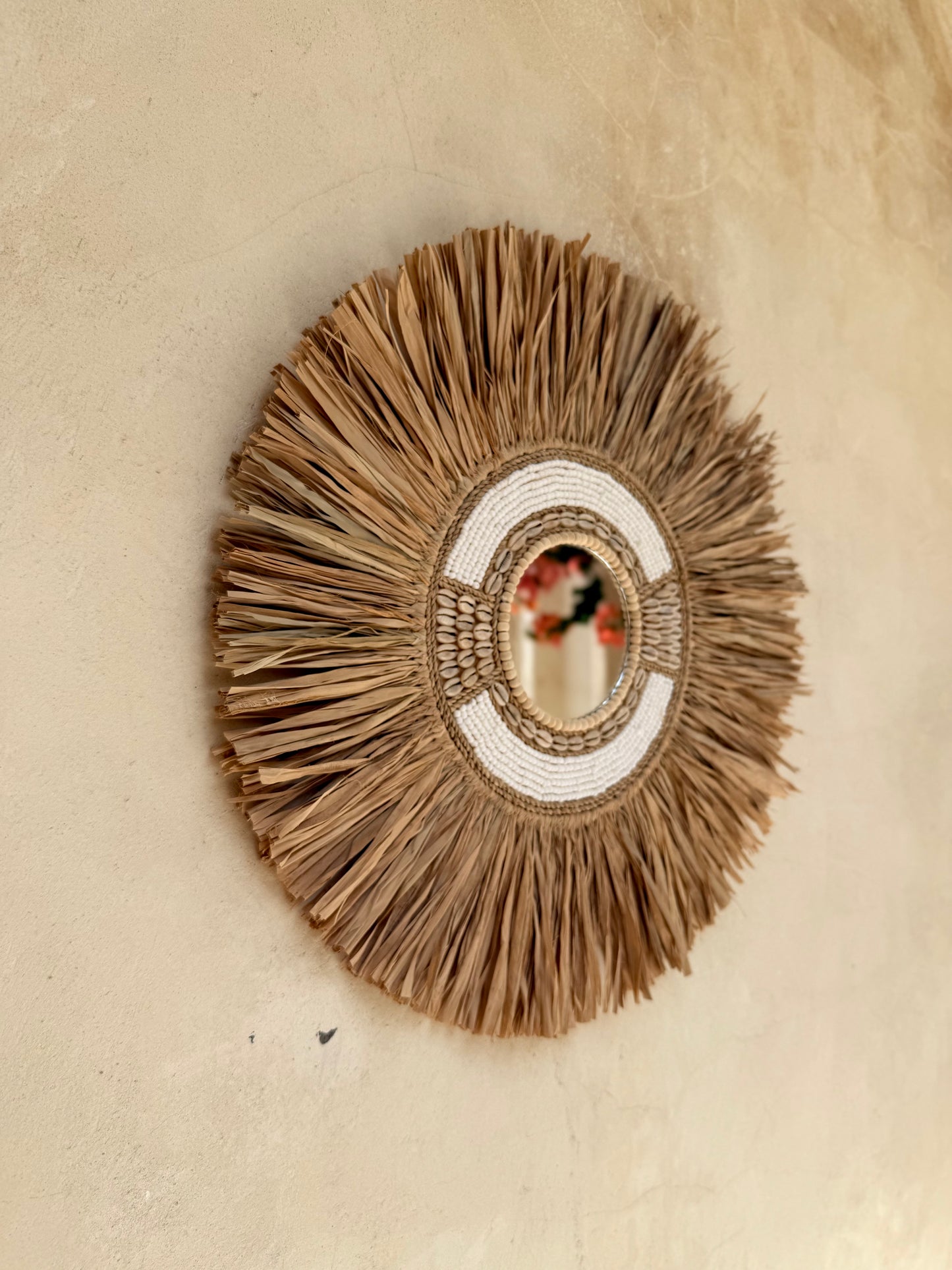 Miroir rond bohème en fibres naturelles et coquillages – esprit balinais chic
