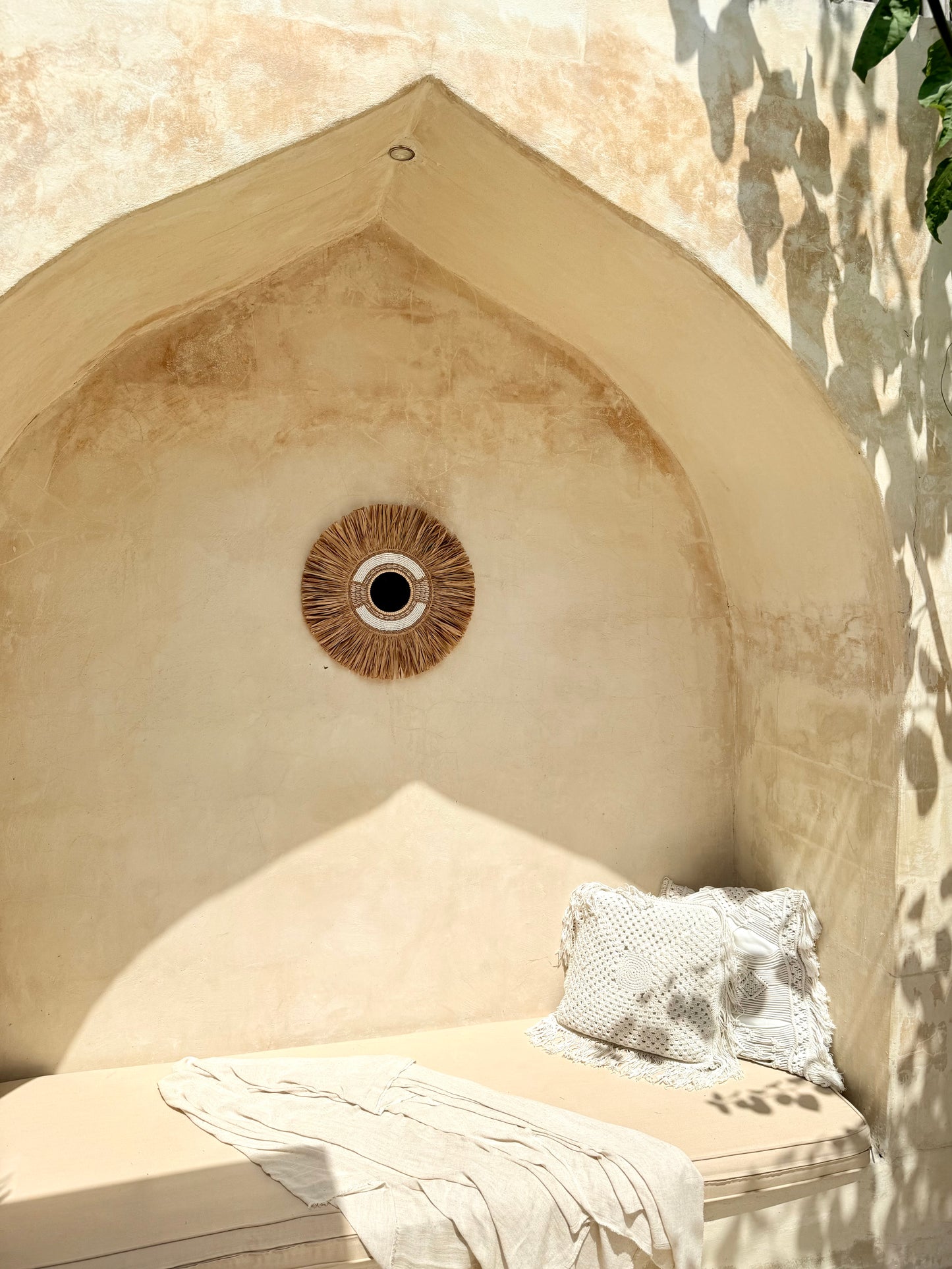 Miroir rond bohème en fibres naturelles et coquillages – esprit balinais chic