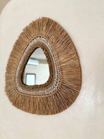 Miroir mural asymétrique en coquillages cauri et fibres naturelles – décoration artisanale bohème de Bali