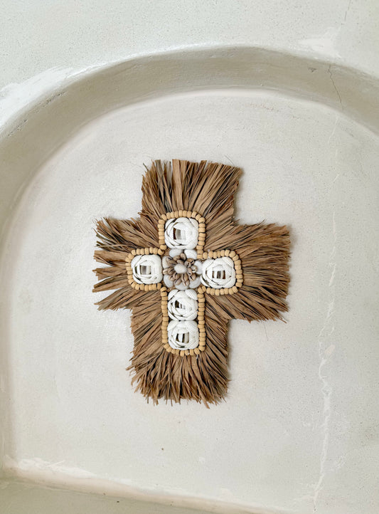 Croix en coquillages et perles de bois – décoration murale bohème de Bali