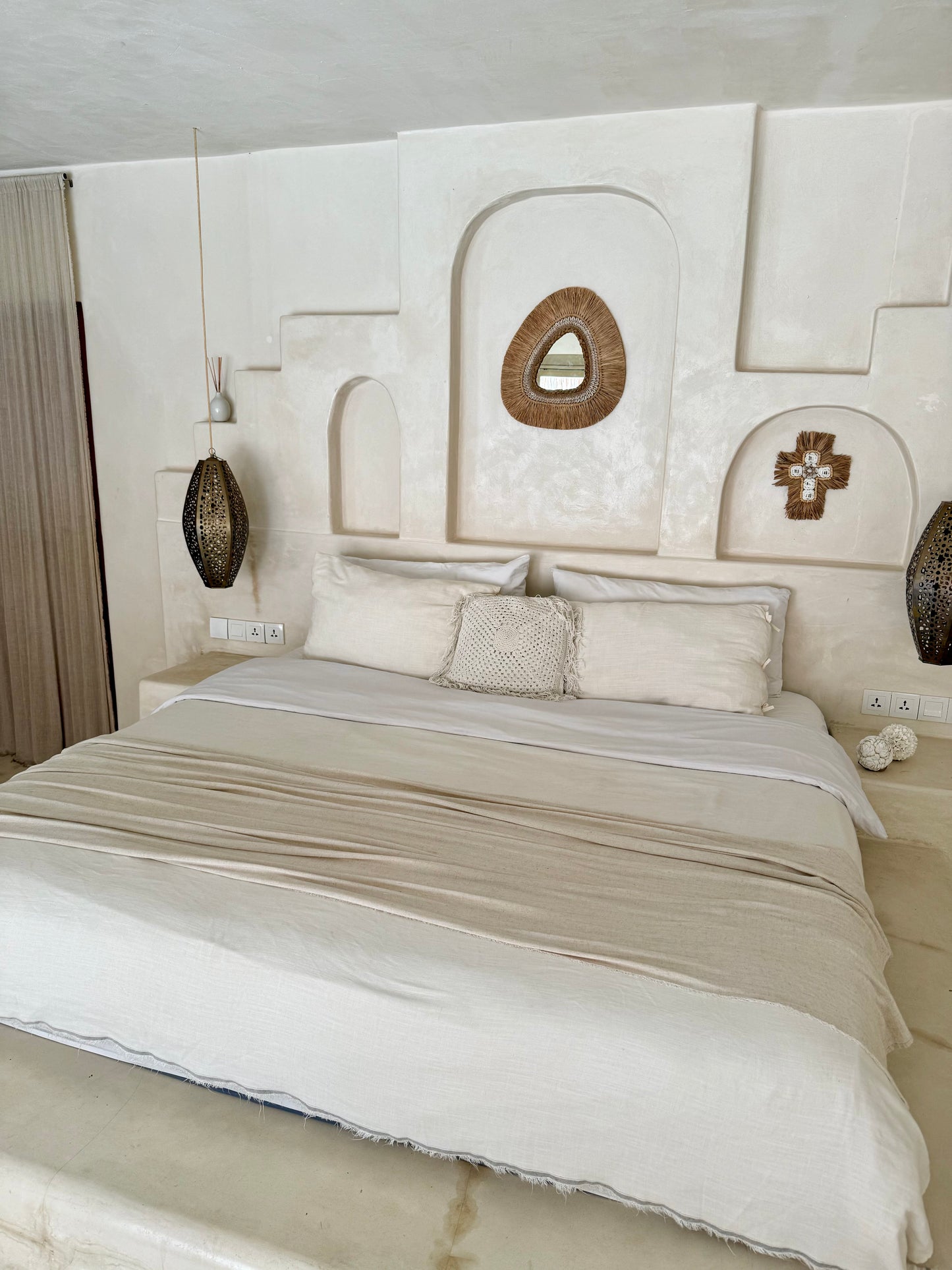 Miroir mural asymétrique en coquillages cauri et fibres naturelles – décoration artisanale bohème de Bali