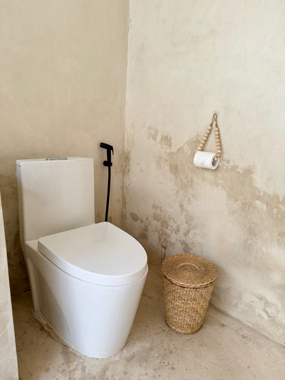 Dérouleur de papier toilette en perles de bois et corde naturelle – accessoire déco bohème