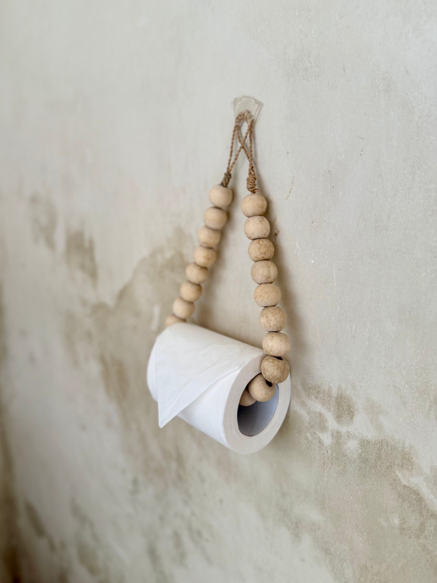 Dérouleur de papier toilette en perles de bois et corde naturelle – accessoire déco bohème