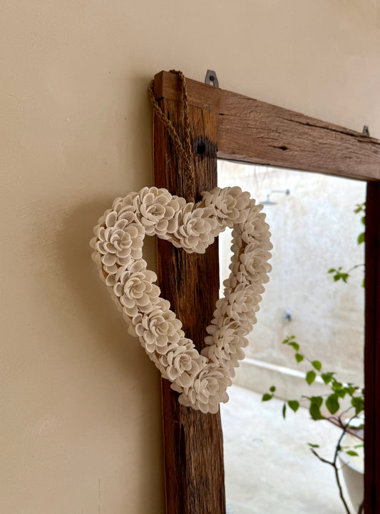 Grand cœur en coquillages Anadara – décoration murale artisanale de Bali