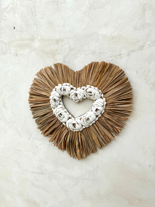 Cœur en coquillages et plantes aquatiques séchées – décoration artisanale de Bali