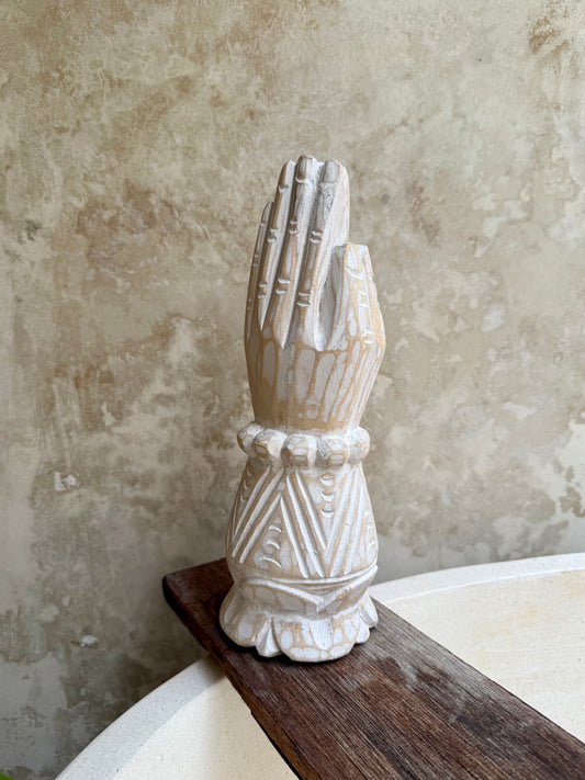 Main en prière en bois – esprit zen et douceur balinaise