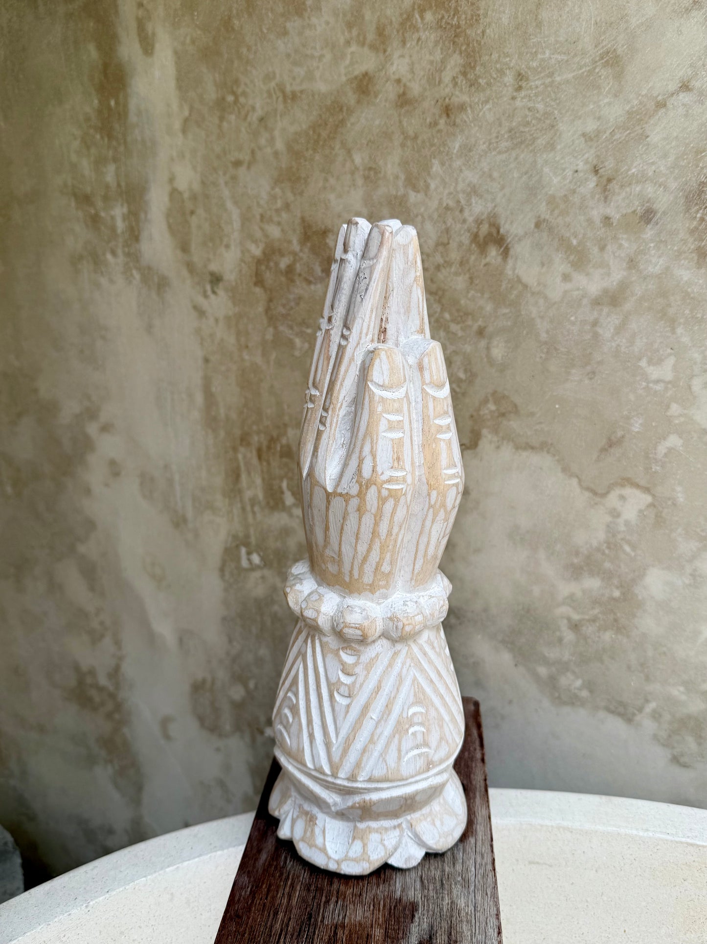 Main en prière en bois – esprit zen et douceur balinaise