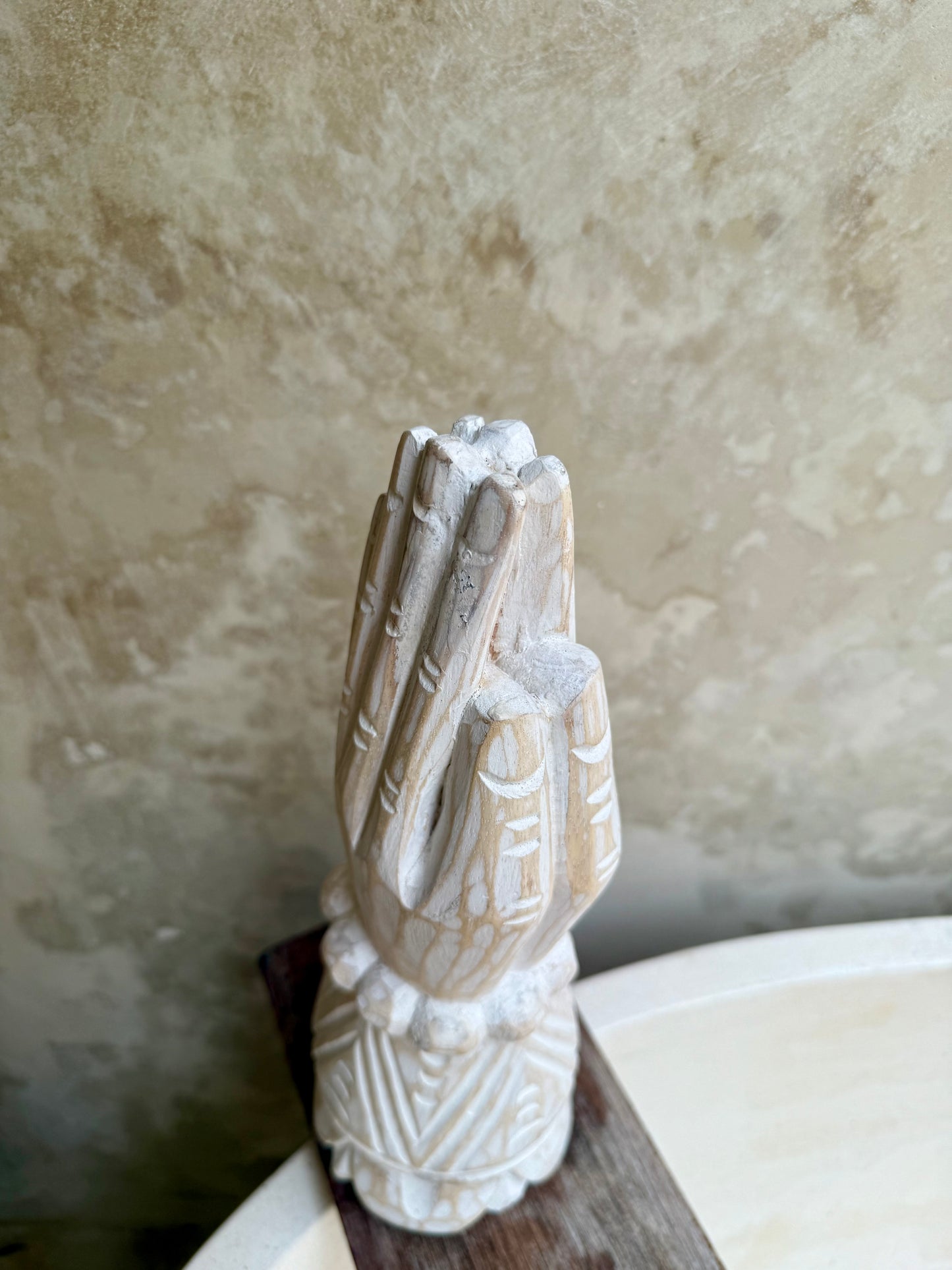 Main en prière en bois – esprit zen et douceur balinaise
