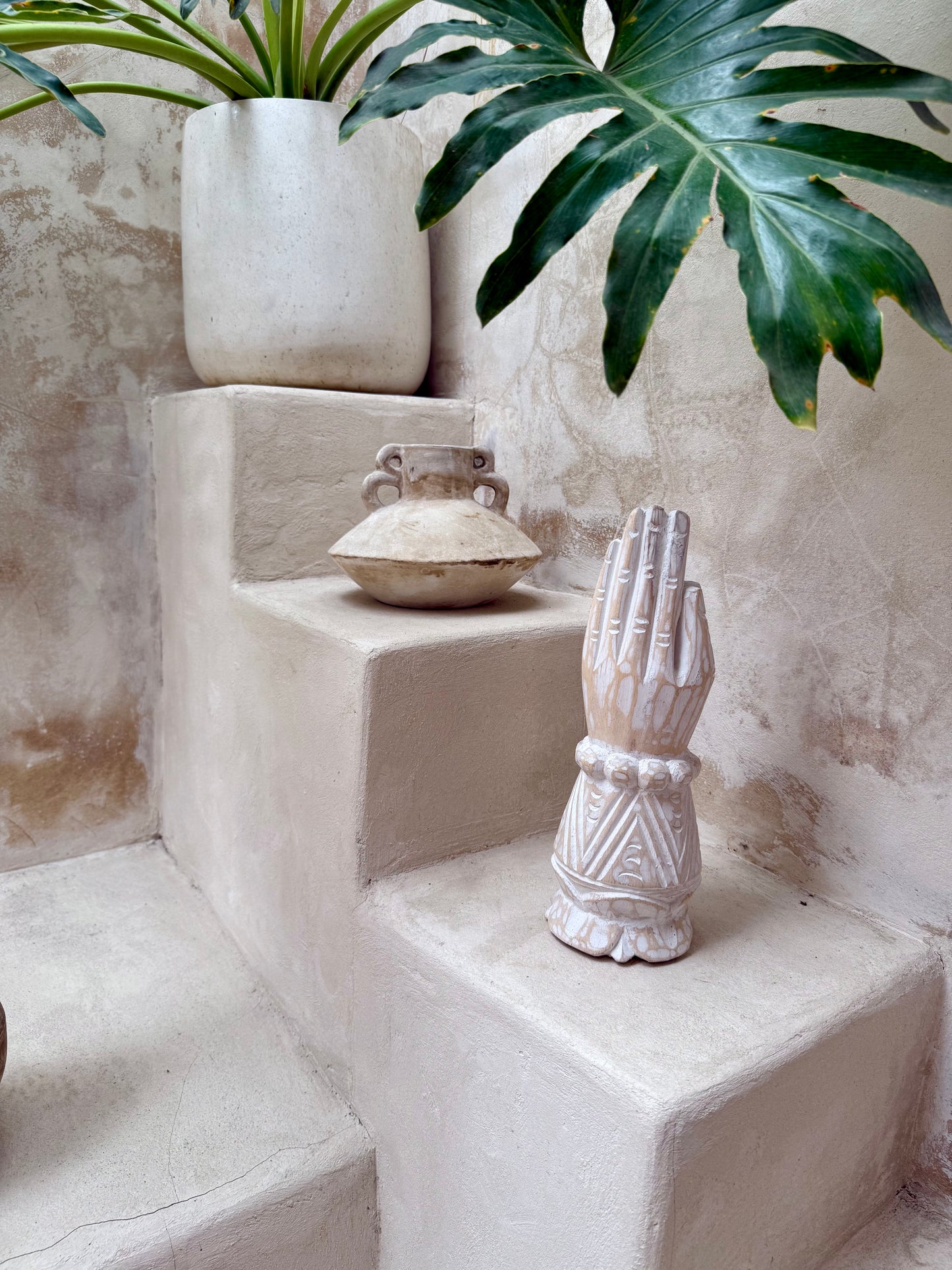 Main en prière en bois – esprit zen et douceur balinaise