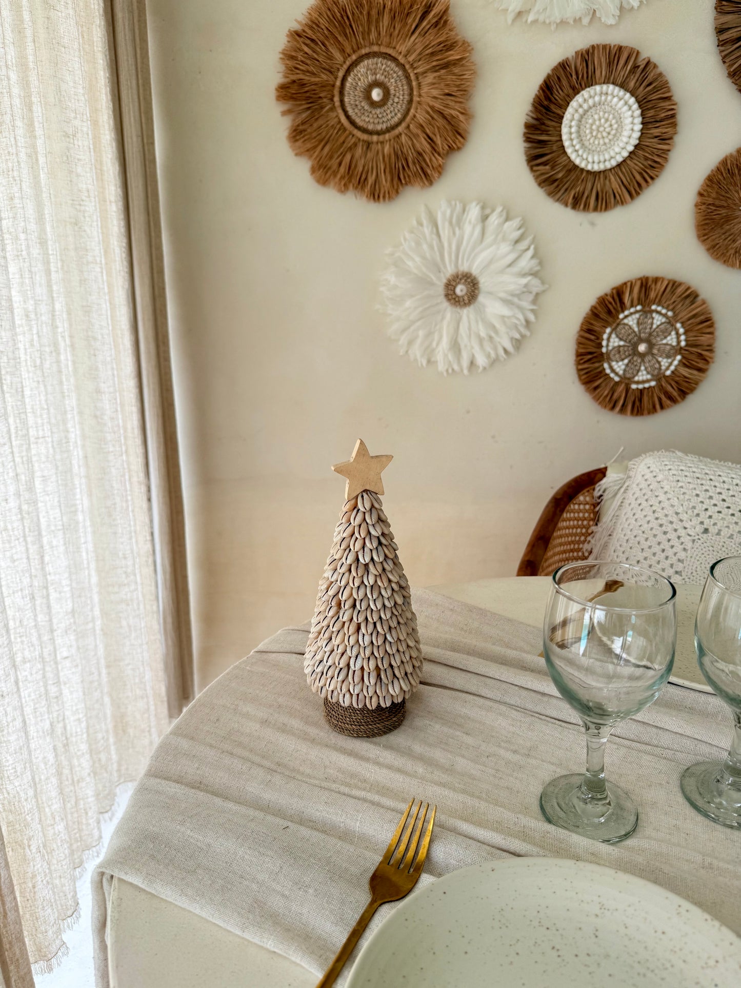 Sapin de Noël en bois et coquillages – décoration artisanale bohème