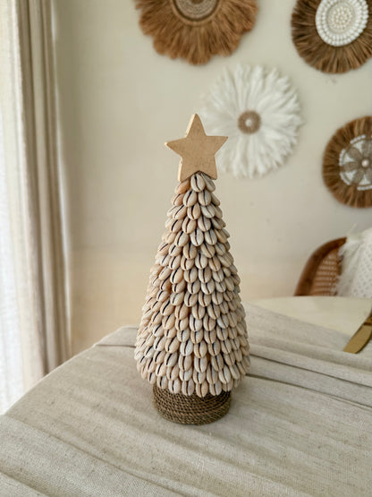 Sapin de Noël en bois et coquillages – décoration artisanale bohème
