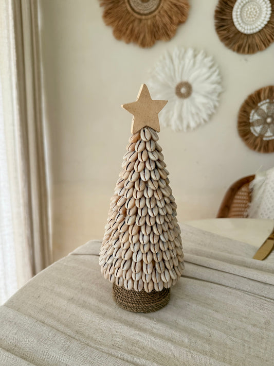 Sapin de Noël en bois et coquillages – décoration artisanale bohème