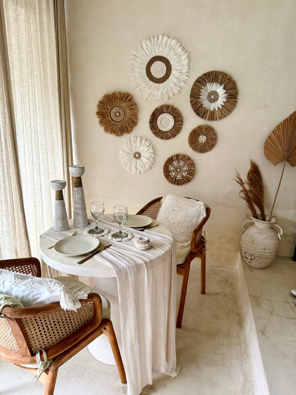 Décoration murale ronde bohème en coquillages et plumes blanches – création artisanale de Bali