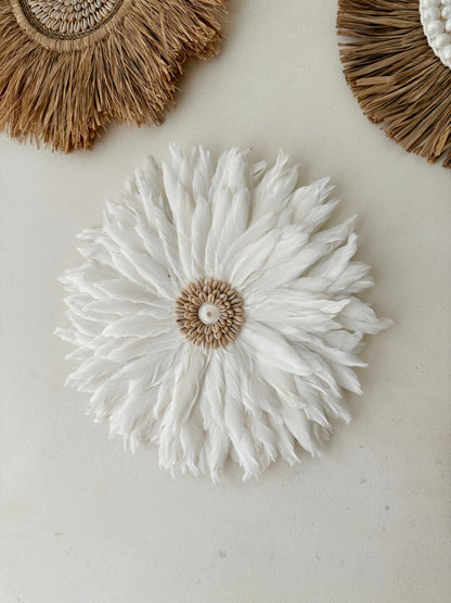 Juju Hat en plumes blanches et coquillages – décoration murale bohème et élégante