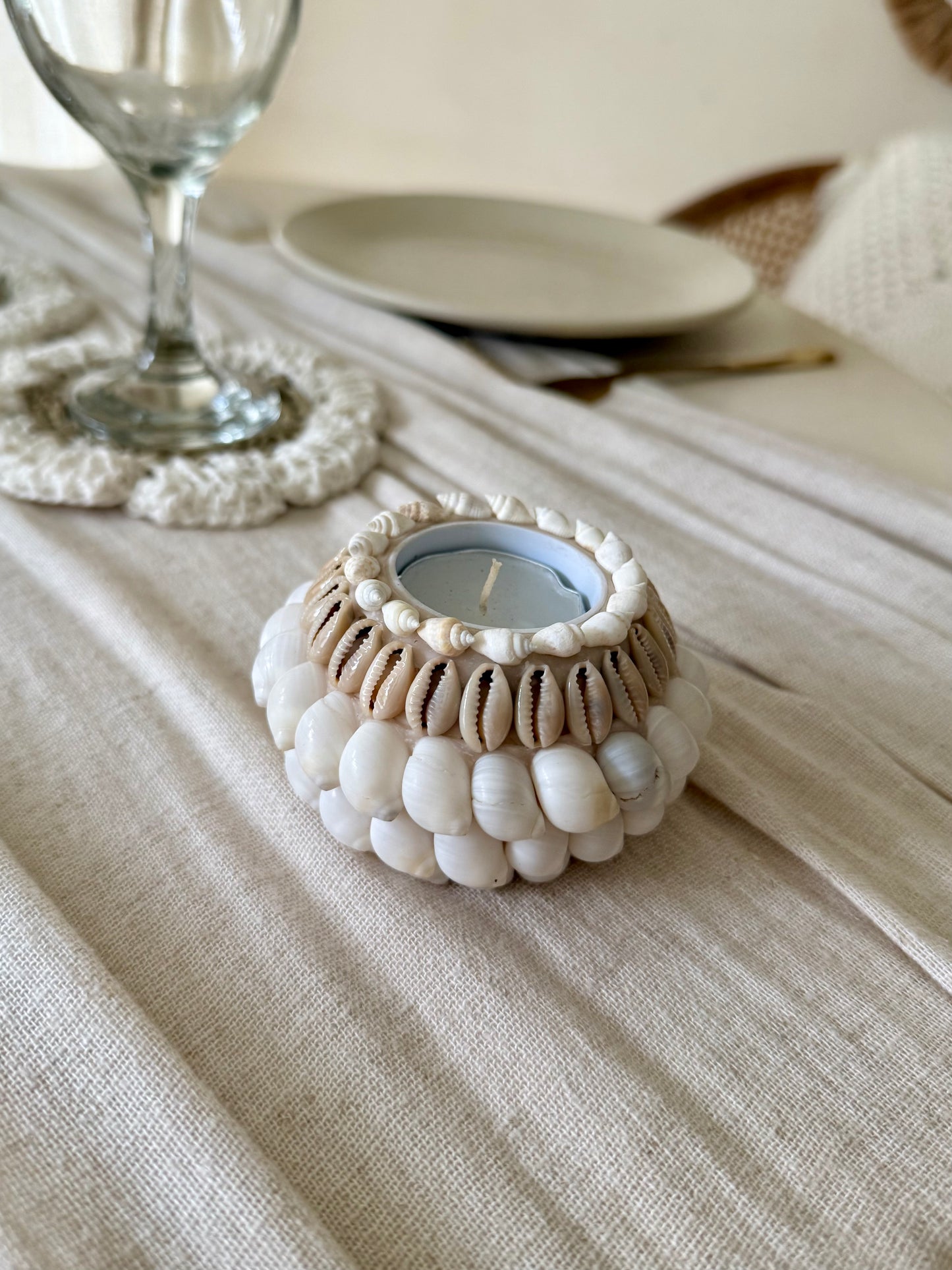 Bougeoir rond en coquillages blancs et cauris – décoration artisanale bohème