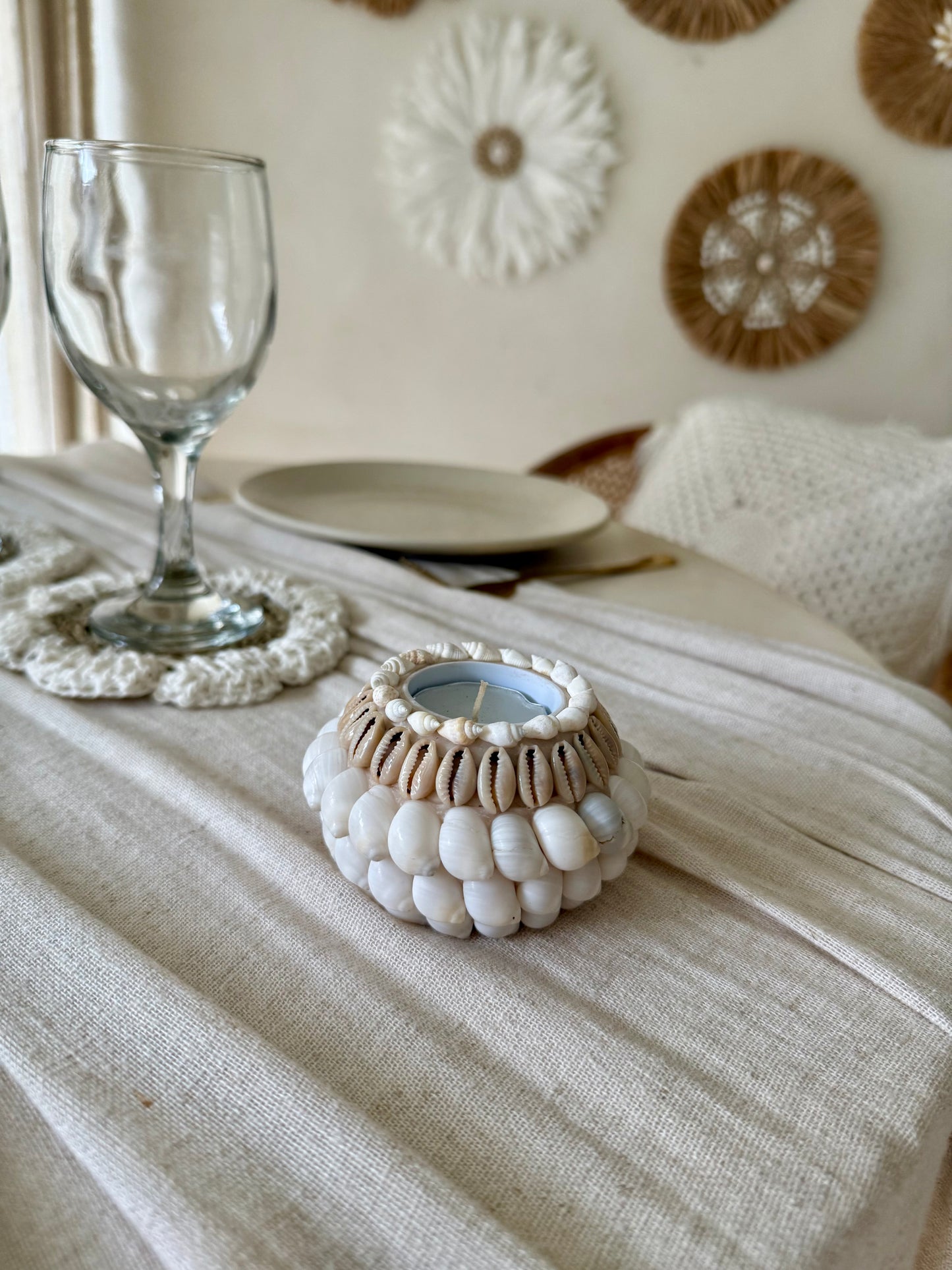 Bougeoir rond en coquillages blancs et cauris – décoration artisanale bohème