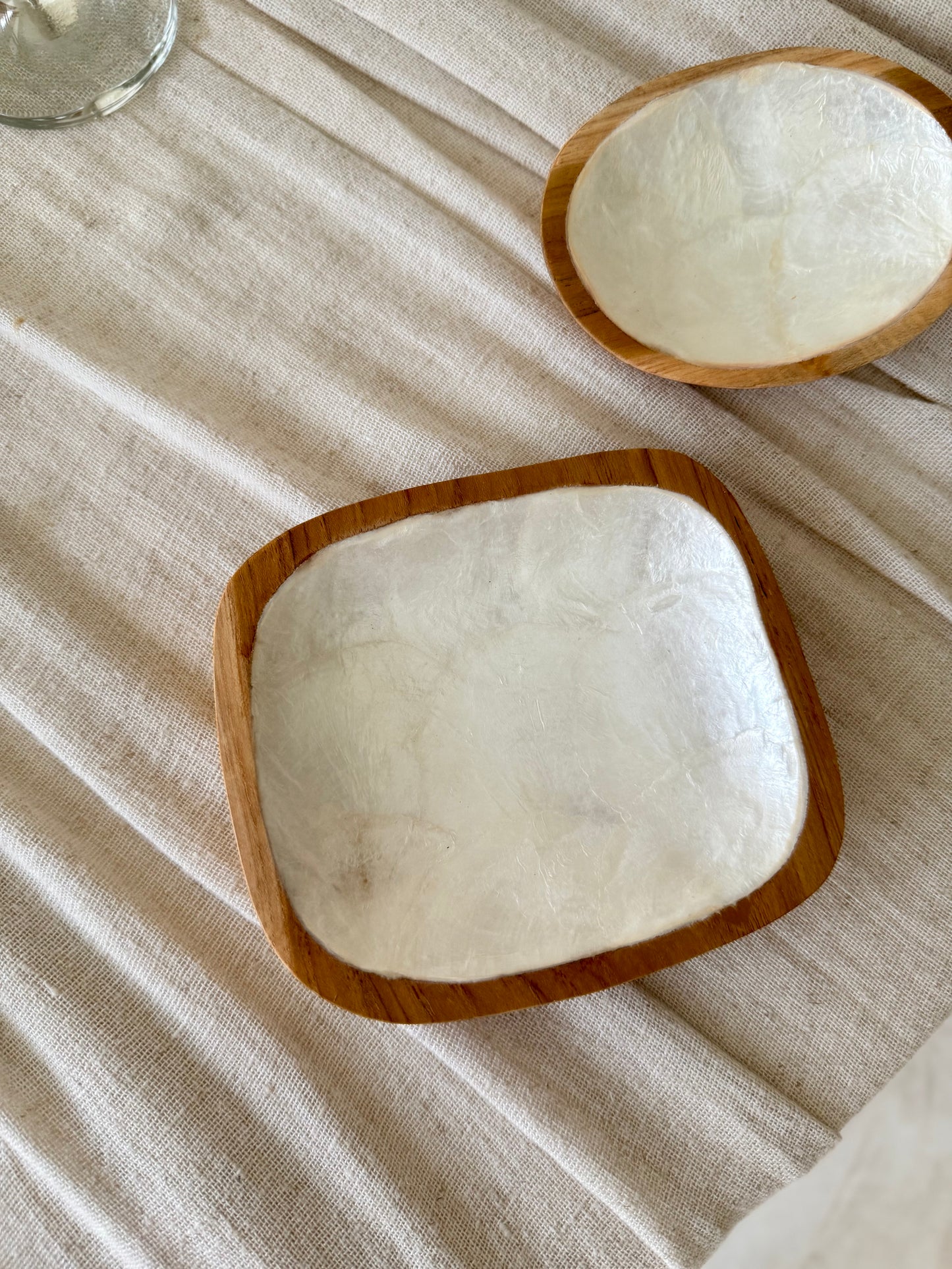 Coupelle carrée en bois de manguier et nacre – pièce artisanale de Bali