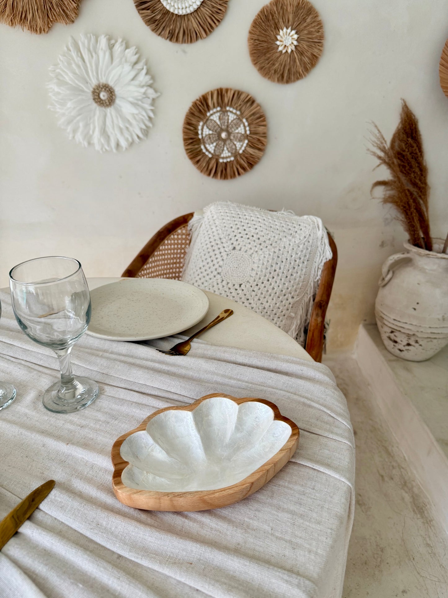 Coupelle coquillage bénitier en bois de manguier et nacre – pièce artisanale d’exception