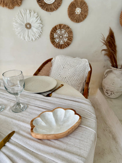 Coupelle coquillage bénitier en bois de manguier et nacre – pièce artisanale d’exception