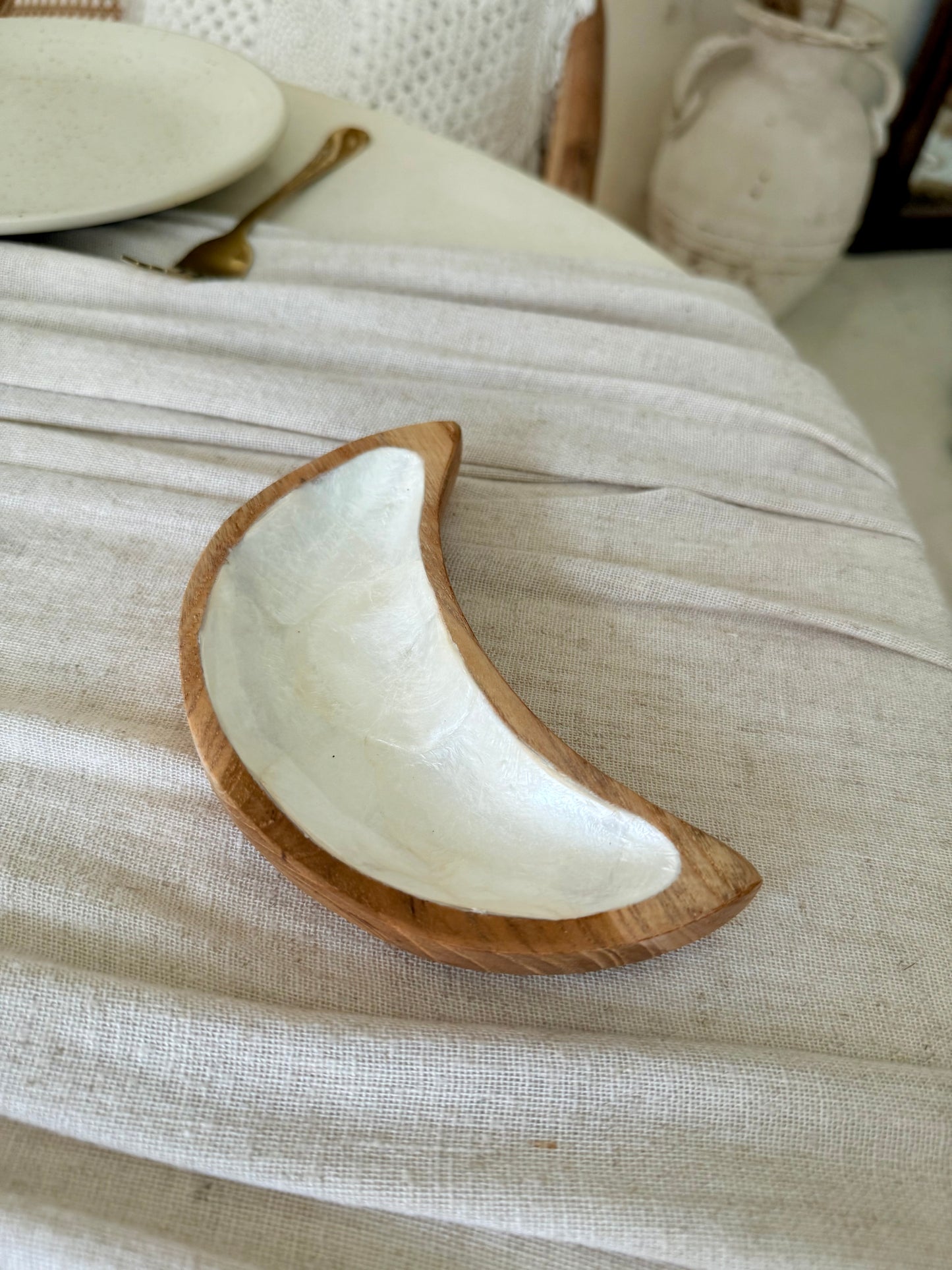 Coupelle lune en bois de manguier et nacre – délicatesse naturelle