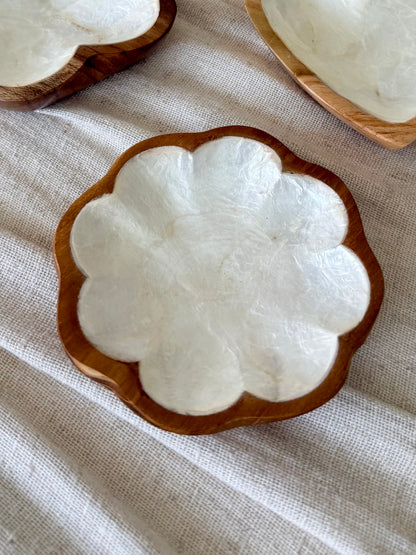 Coupelle fleur en bois de manguier et nacre – création artisanale de Bali