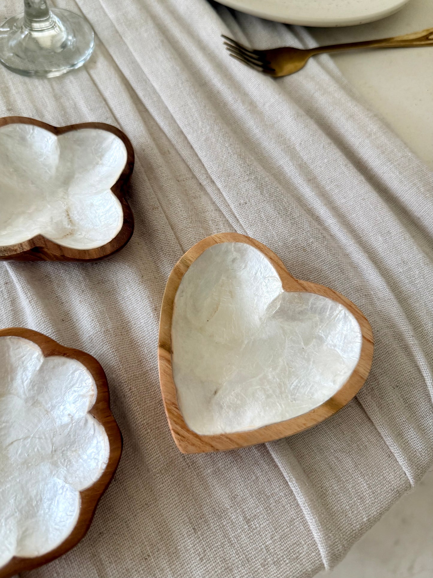 Coupelle cœur en bois de manguier et nacre – artisanat balinais authentique