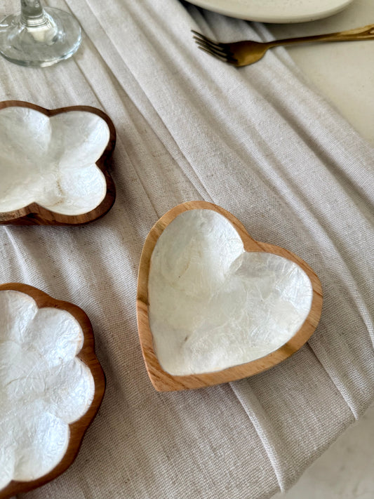 Coupelle cœur en bois de manguier et nacre – artisanat balinais authentique