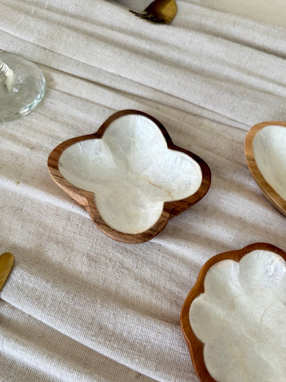 Coupelle trèfle en bois de manguier et nacre – esprit artisanal balinais