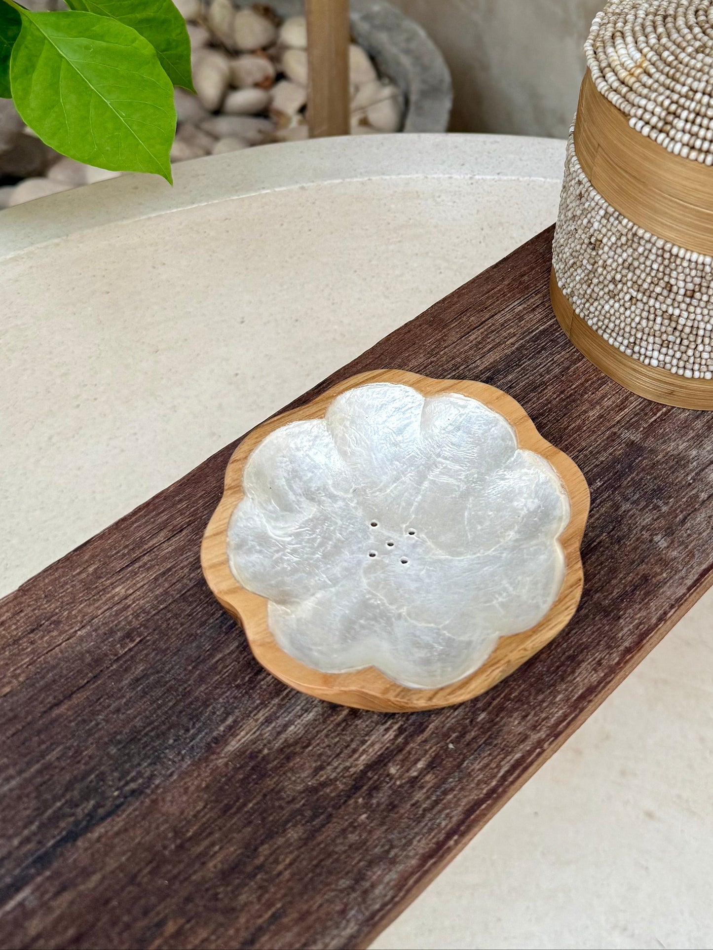 Porte-savon fleur en bois de manguier et nacre – charme artisanal et praticité