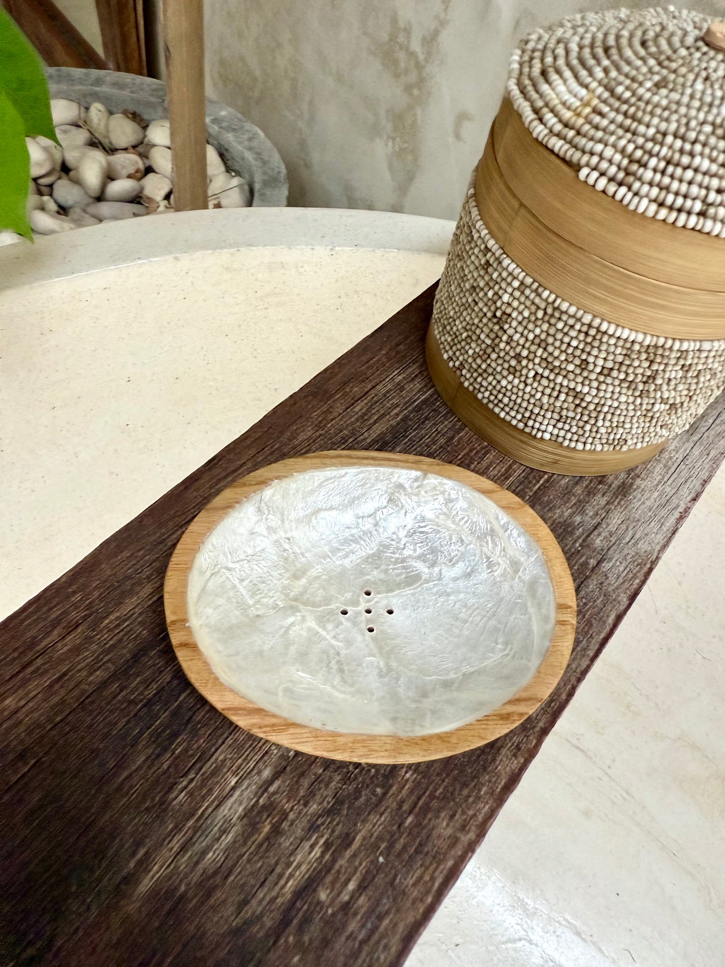 Porte-savon ovale en bois de manguier et nacre – raffinement naturel et artisanat balinais