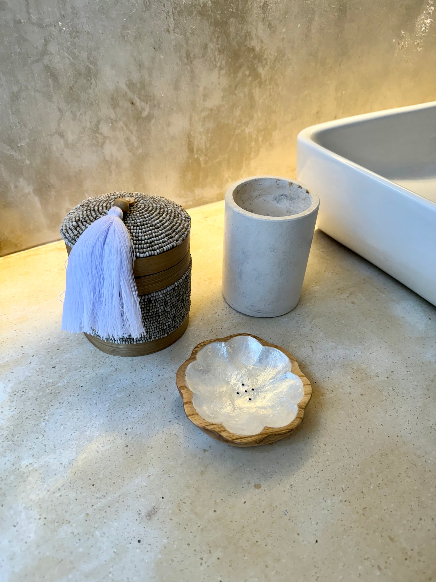 Porte-savon fleur en bois de manguier et nacre – charme artisanal et praticité