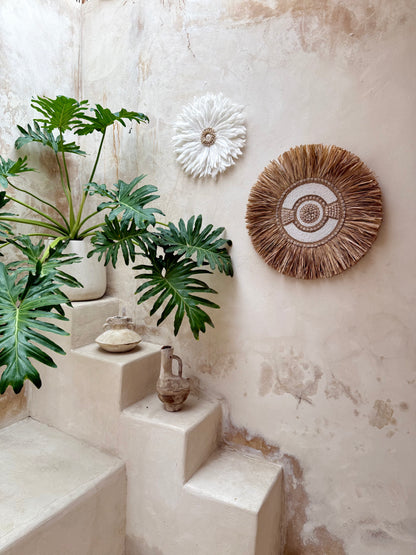 Juju Hat en plumes blanches et coquillages – décoration murale bohème et élégante