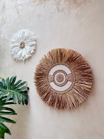 Décoration murale ronde en coquillages Cauri, perles blanches et cordelettes naturelles – création artisanale de Bali