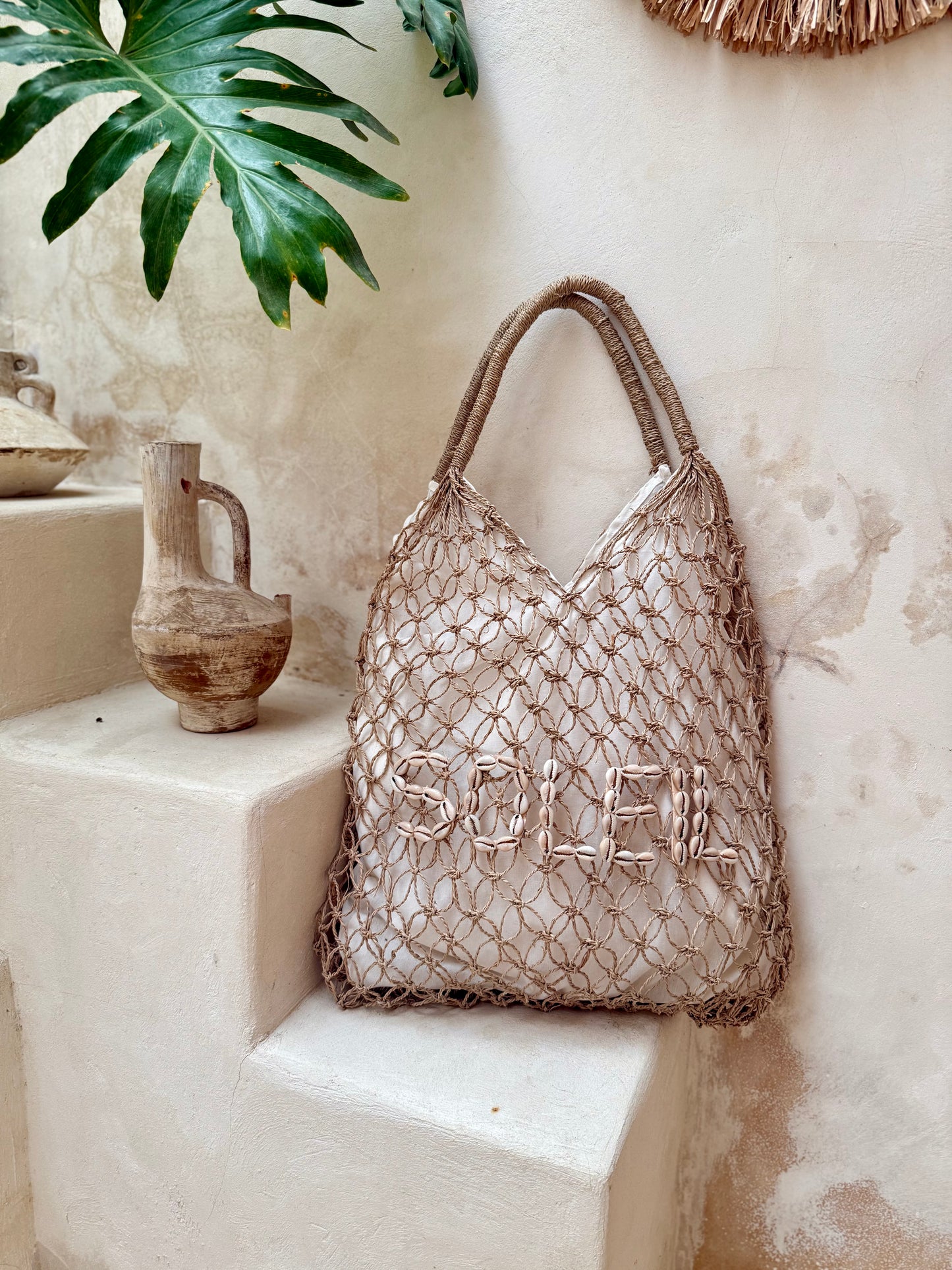 Sac à main en fibres naturelles tressées – messages en coquillages cauris au choix