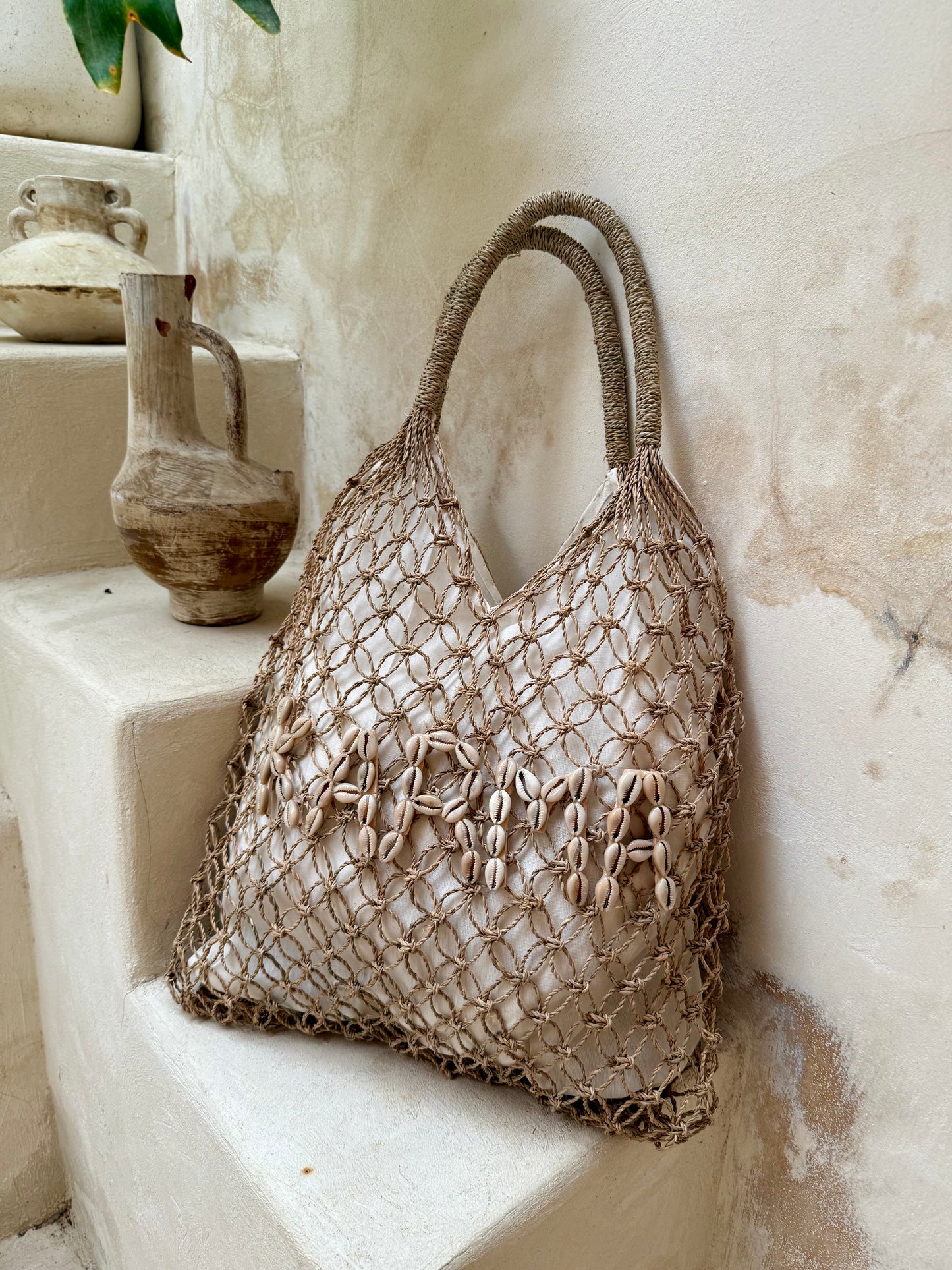 Sac à main en fibres naturelles tressées – messages en coquillages cauris au choix