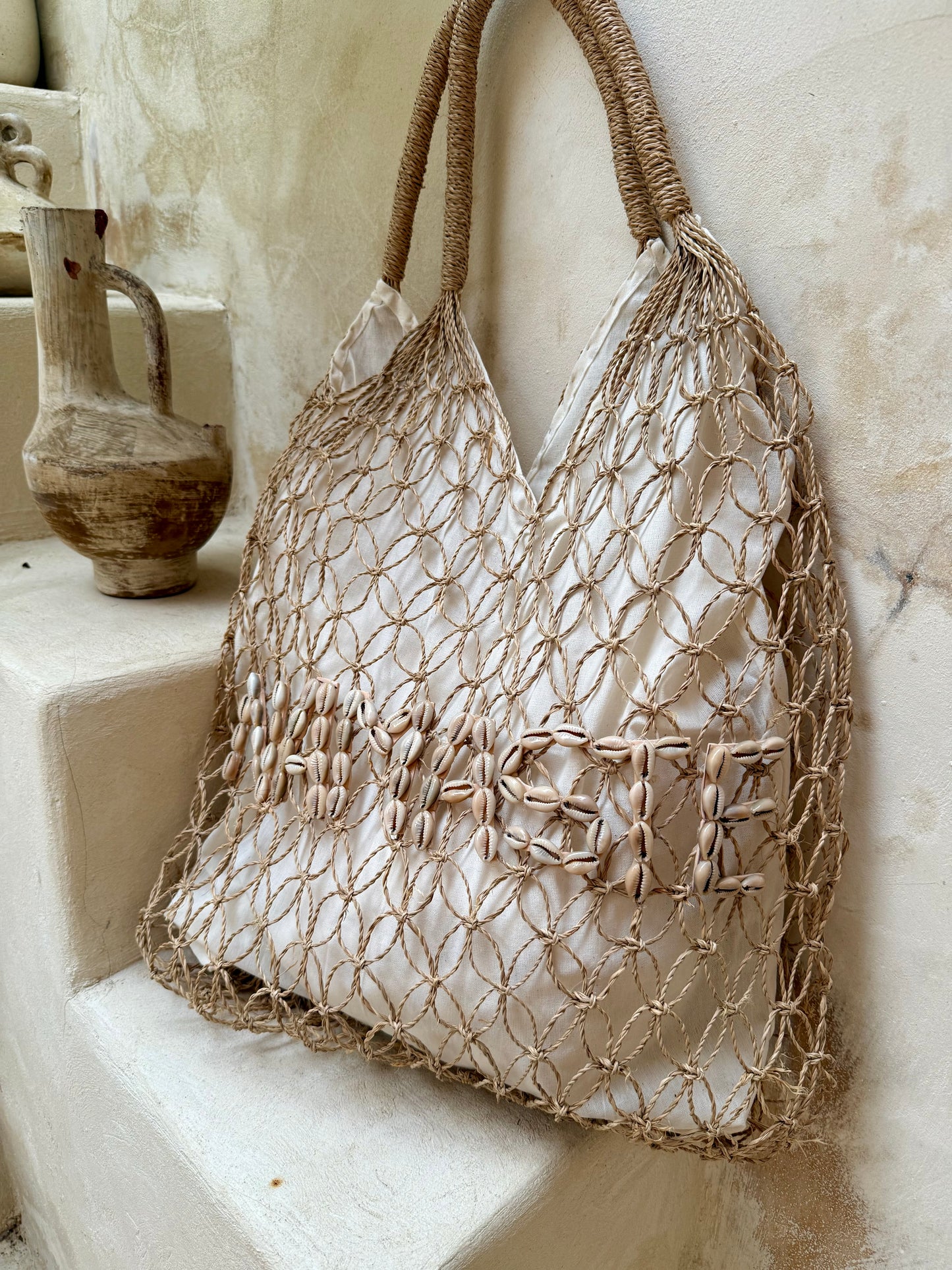 Sac à main en fibres naturelles tressées – messages en coquillages cauris au choix