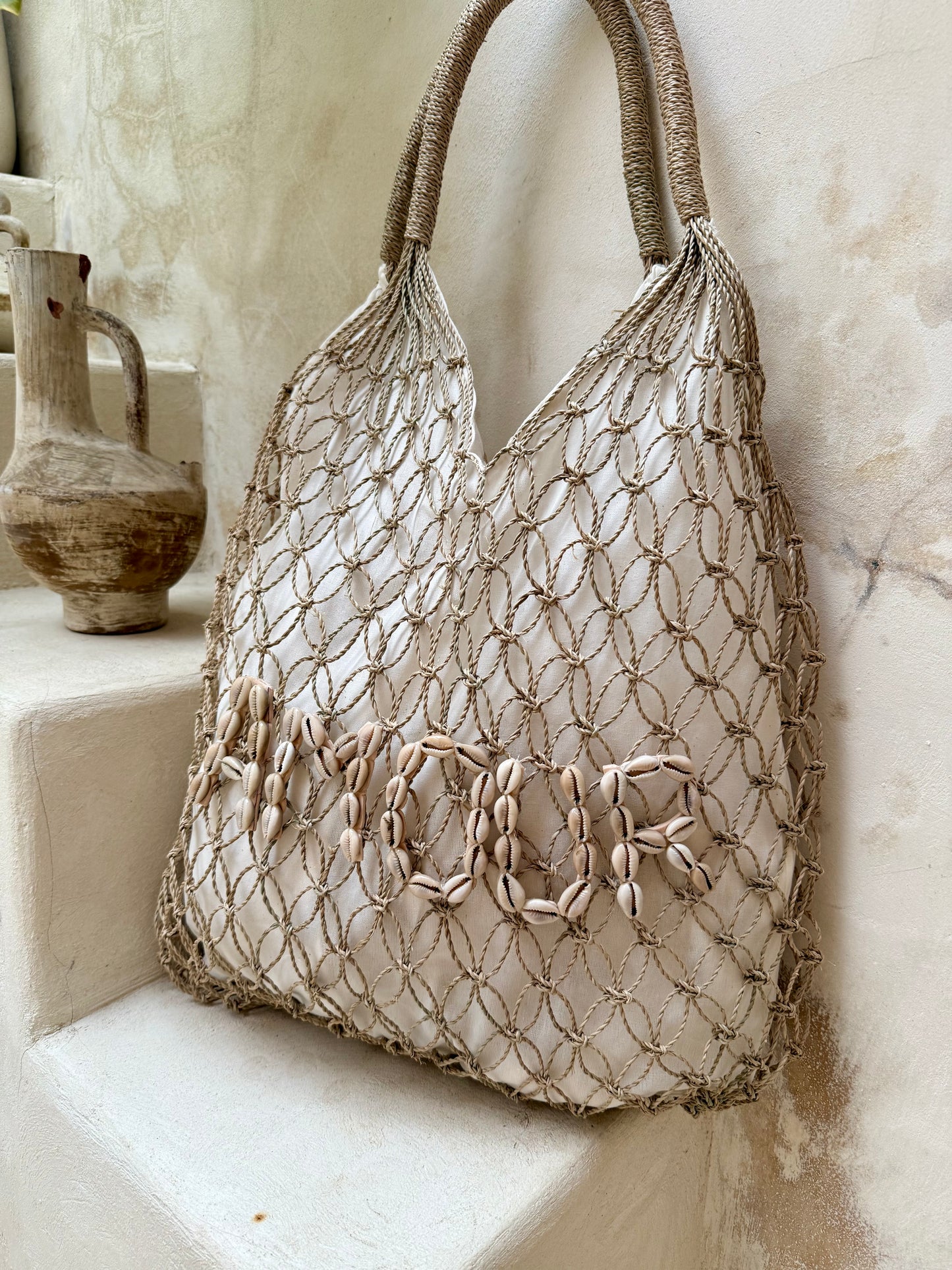 Sac à main en fibres naturelles tressées – messages en coquillages cauris au choix