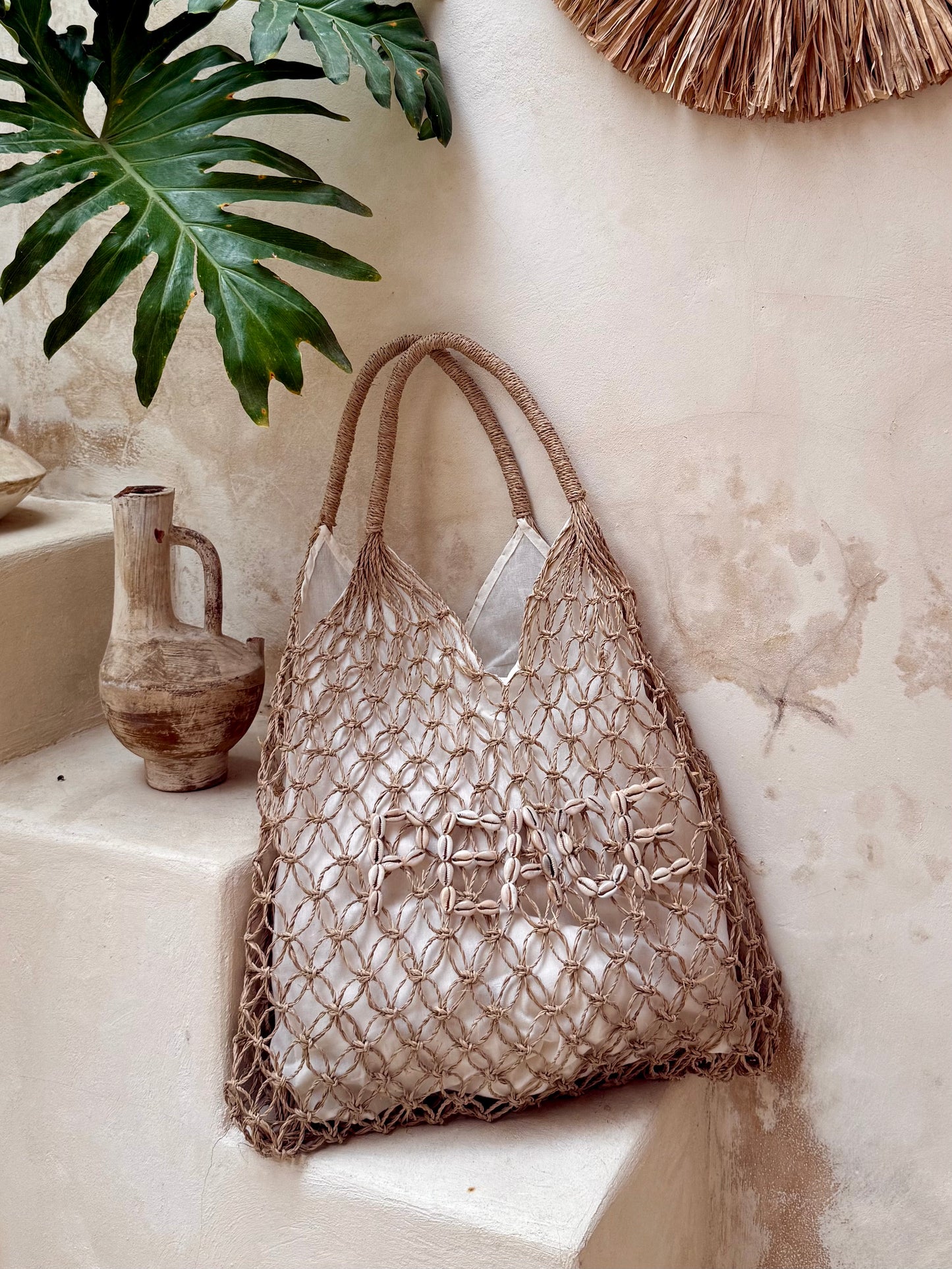 Sac à main en fibres naturelles tressées – messages en coquillages cauris au choix