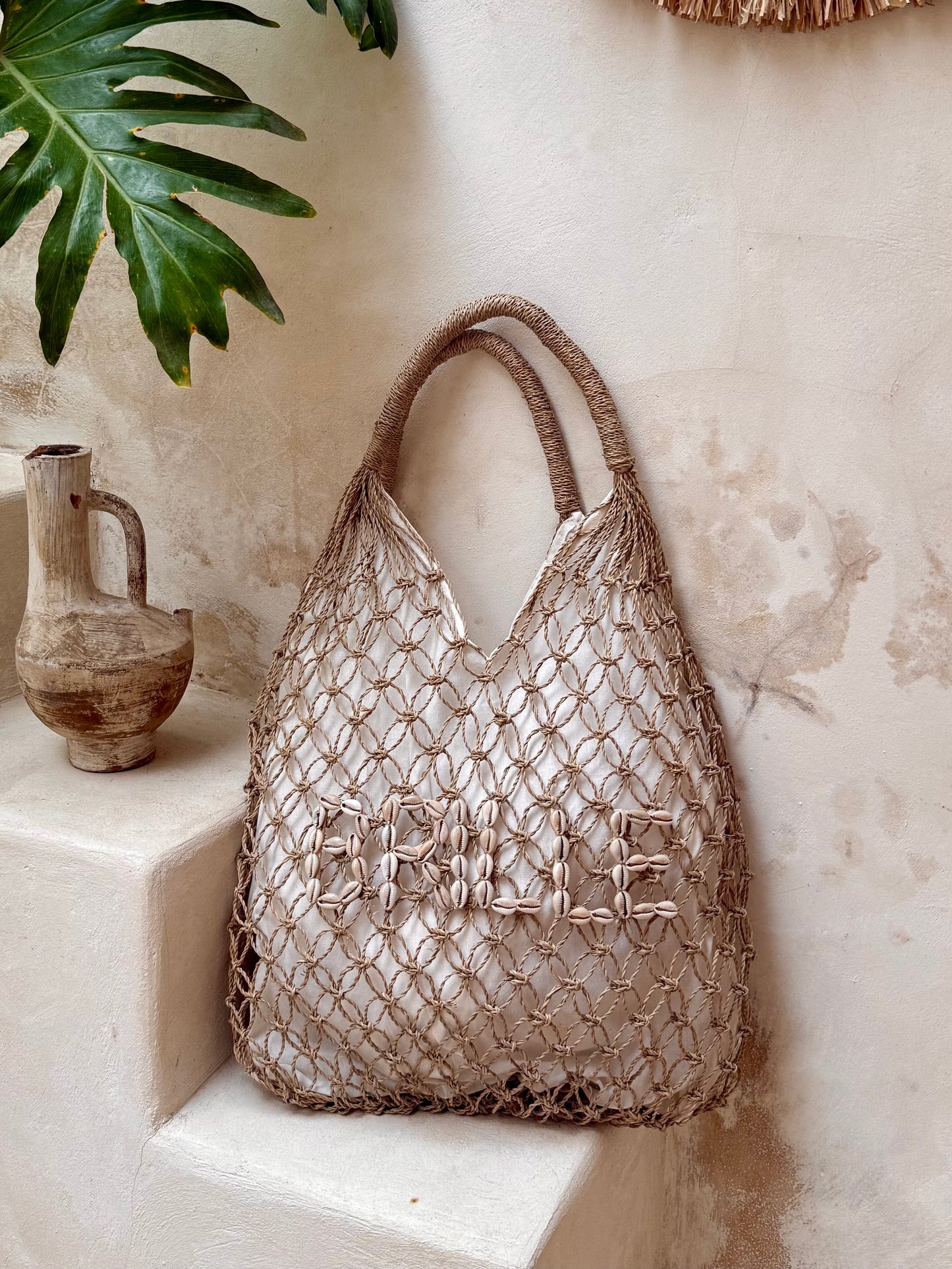 Sac à main en fibres naturelles tressées – messages en coquillages cauris au choix
