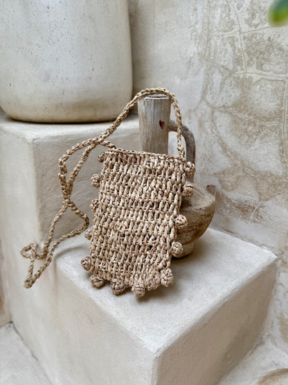 Pochette téléphone en fibres naturelles – Finition décorative à petites boules