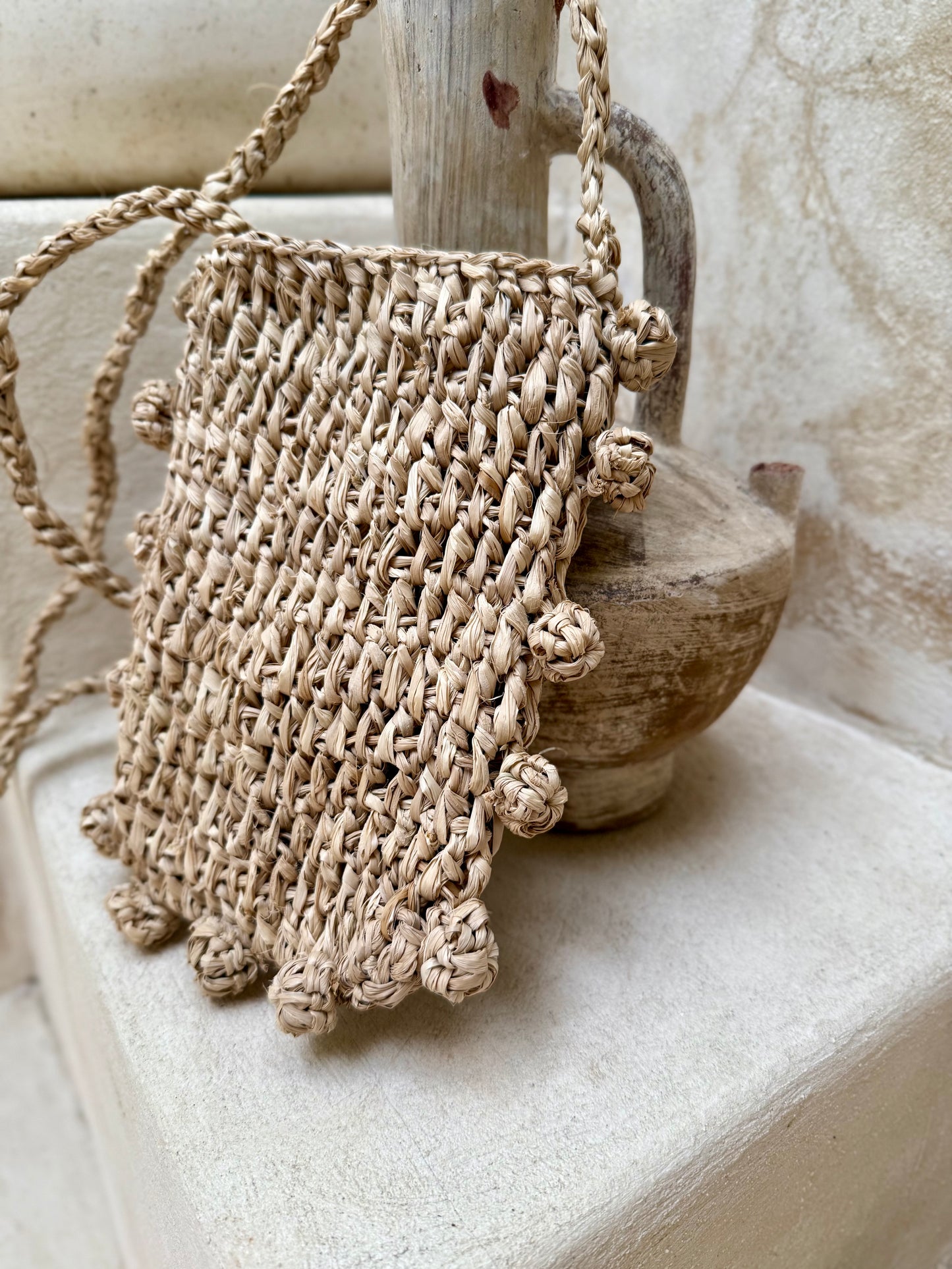 Pochette téléphone en fibres naturelles – Finition décorative à petites boules