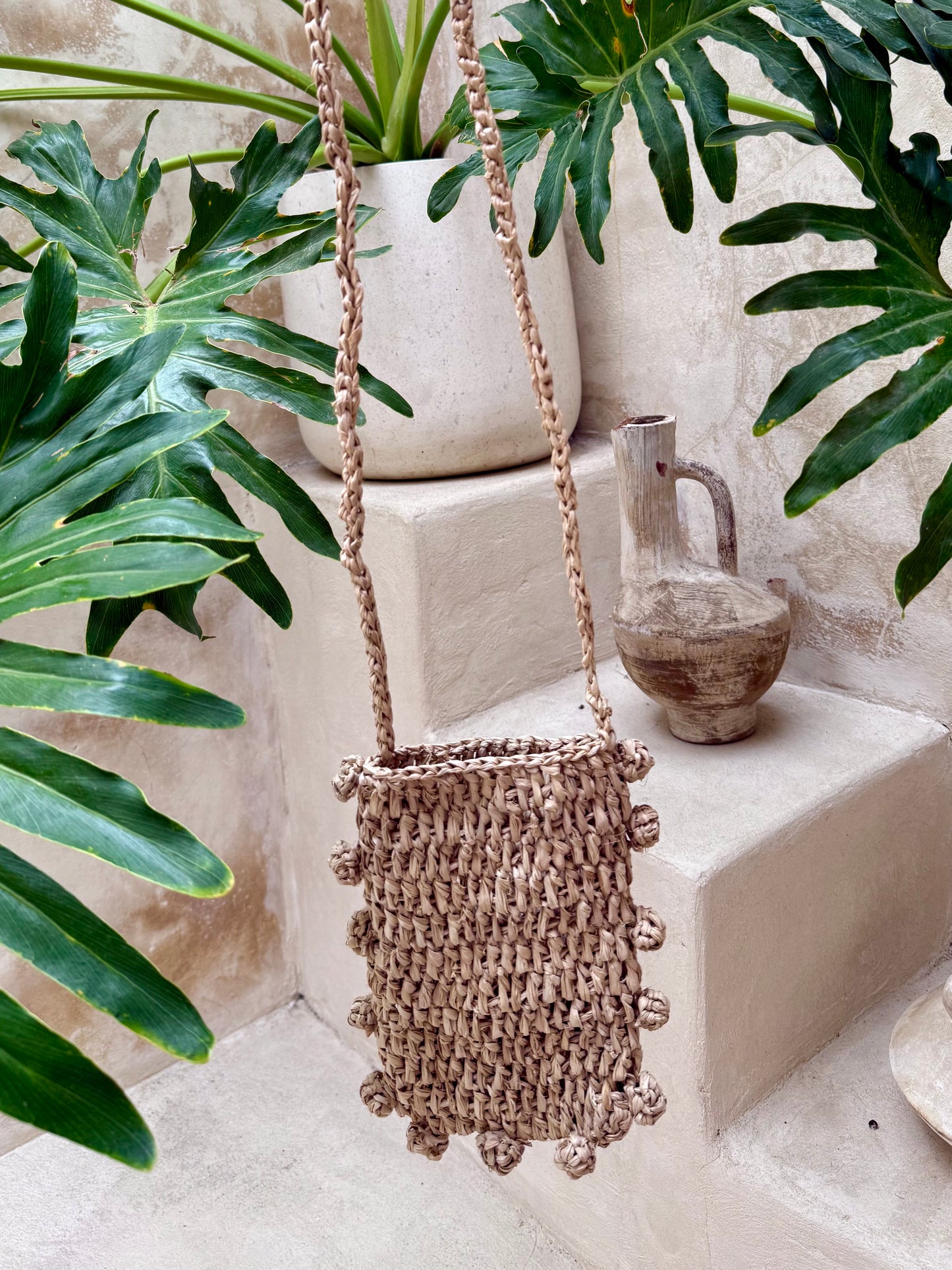 Pochette téléphone en fibres naturelles – Finition décorative à petites boules